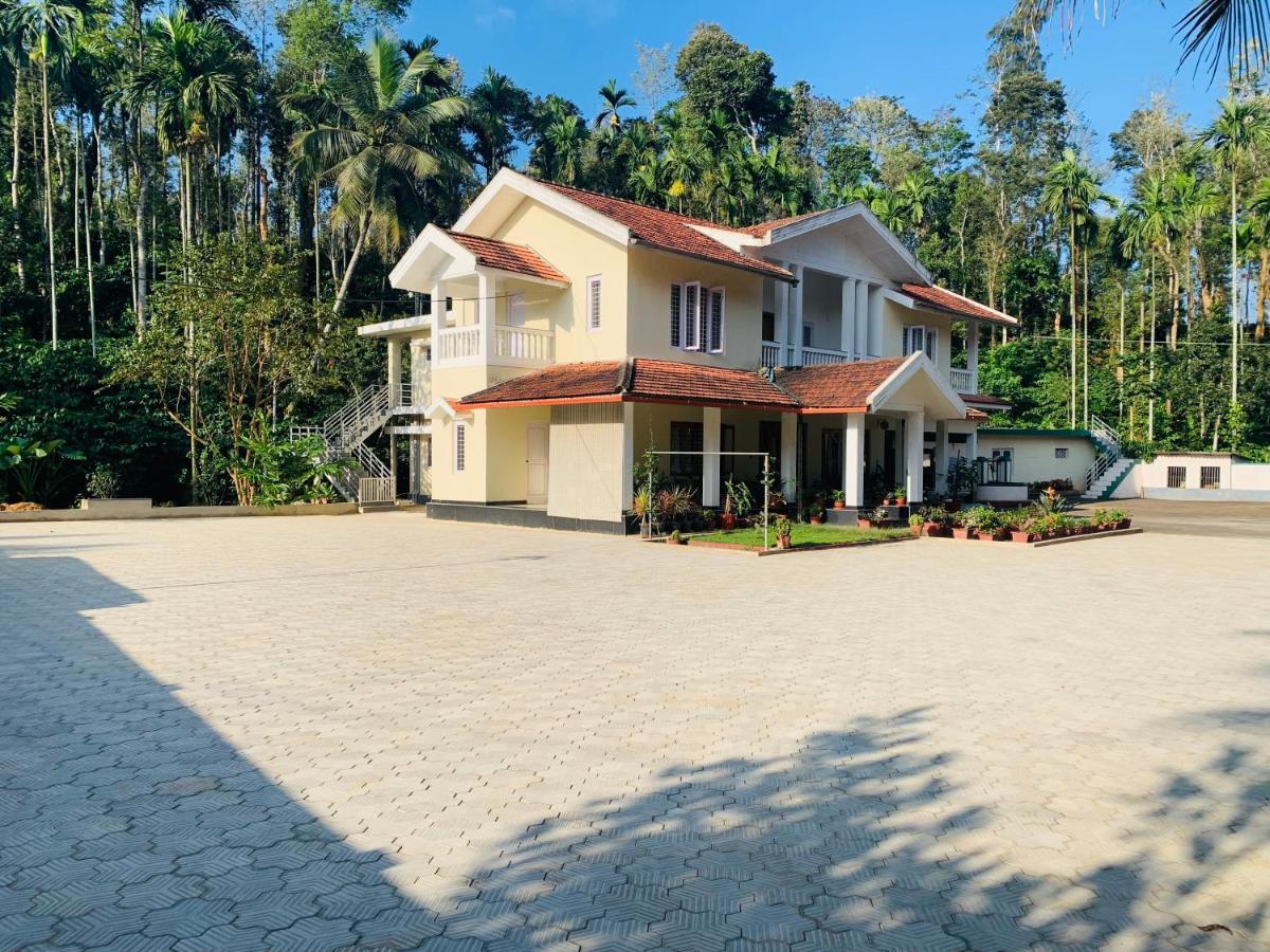 Green Castle Gonikoppal Exterior photo