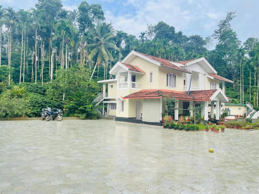 Green Castle Gonikoppal Exterior photo